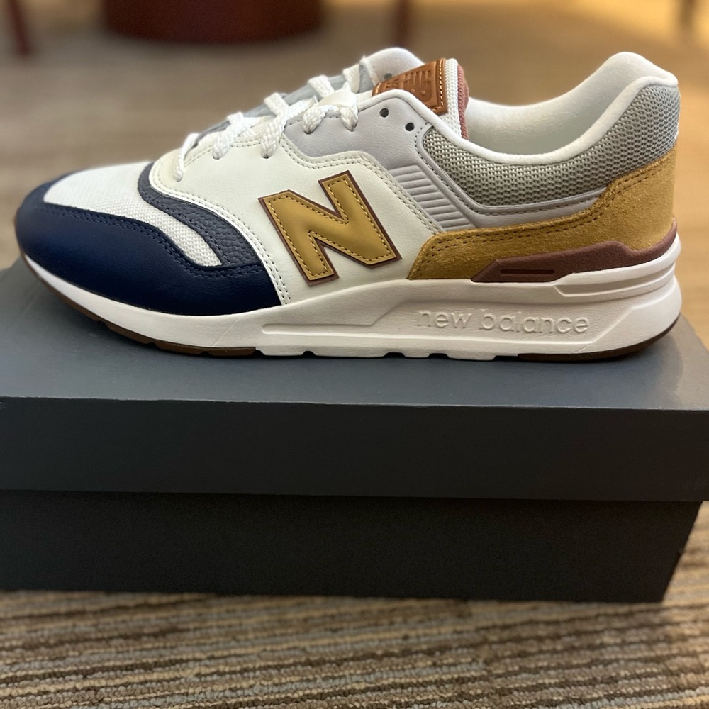 New in box New Balance tennis shoes